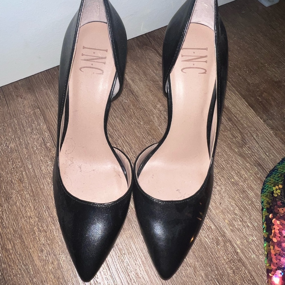 INC Black Pump